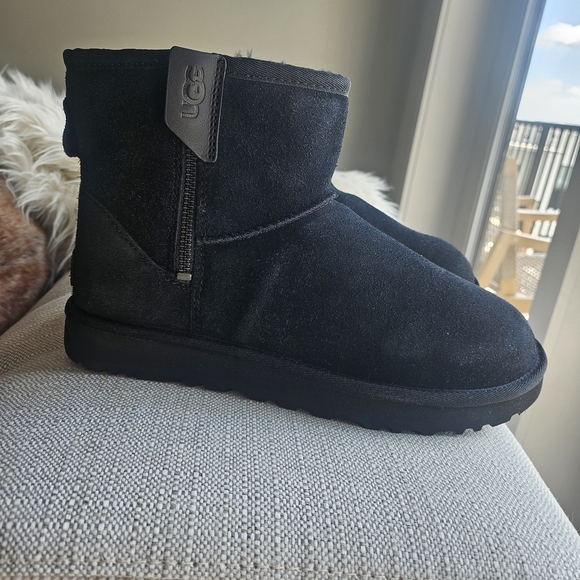 UGG Women's Black Mini Bailey Zip, Size 9 - Picture 2 of 11